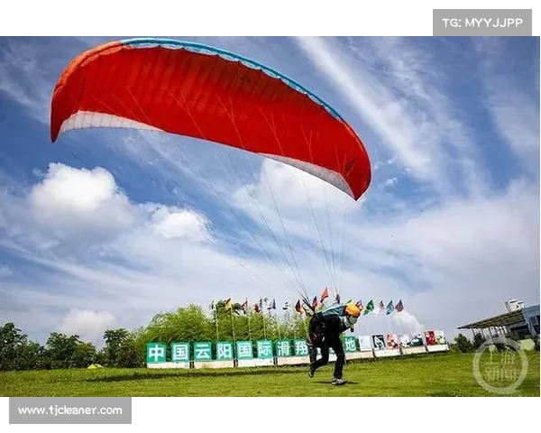 中国滑翔伞赛事_滑翔伞赛事舞动广西蓝天 促进低空经济发展