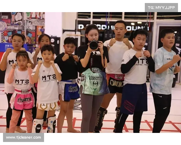 青少年拳击锦标赛(热血青春拳击争霸赛少年勇士挑战梦想舞台荣耀对决)